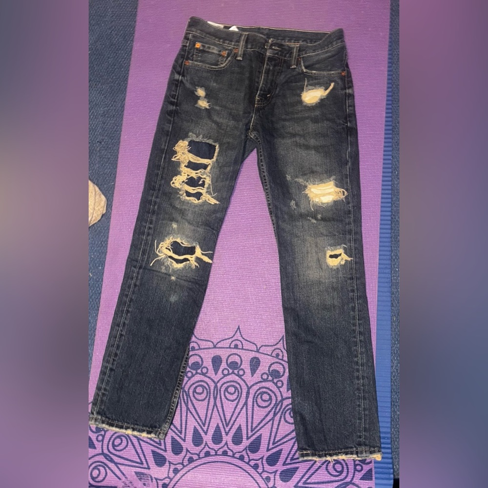 Men’s Levi’s ripped blue jeans